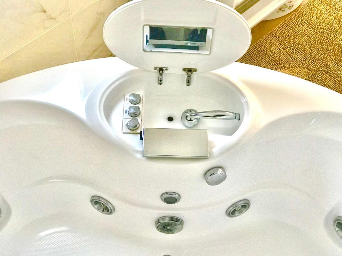 Stanza E Bagno Privato, Idromassaggio Con Extra Fee, In Appartamento Феррара Экстерьер фото